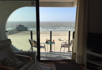 Isola Bella Blankenberge has Smoking/Balcony rooms