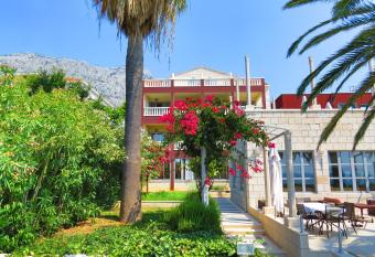 Hotel Indijan has Balcony rooms