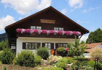 Ferienwohnungen am Buchbrunnen allows 18 year olds to book a room