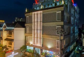 Grand Puri Saron Yogyakarta allows 18 year olds to book a room