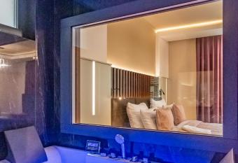 Hotel Prishtina has rooms with a private hot tub