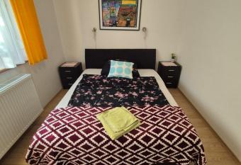 Szahara Vend  gh  z allows 18 year olds to book a room