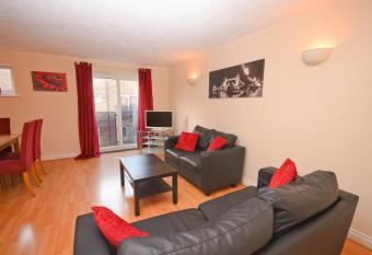 Town or Country - Clench Street has Balcony rooms