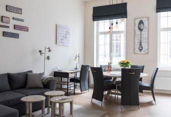 Cozy & Bright Apartment allows 18 year olds to book a room