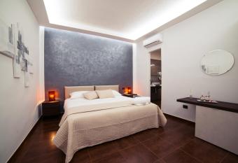 Glam House has Balcony rooms