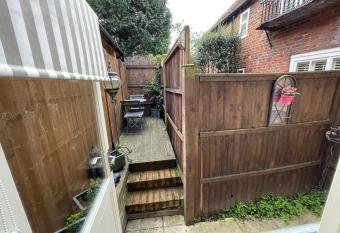 Kings Cottage allows 18 year olds to book a room