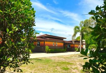 Khwanruen Fishing Resort has Balcony rooms