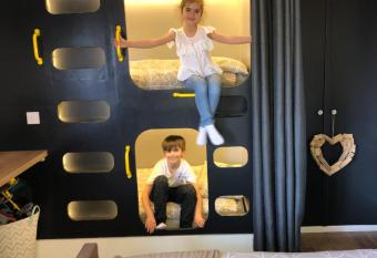 Willow Court Farm Studio West & Petting Farm, 8 mins to Legoland & Windsor, 15 mins to Lapland UK has Balcony rooms