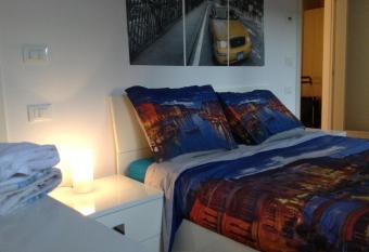 Central Murano House has rooms with a private hot tub