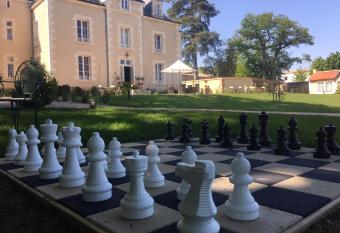 Le Petit Ch  teau des Cedres allows 18 year olds to book a room