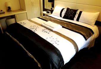 Voyage Priv   Deluxe allows 18 year olds to book a room