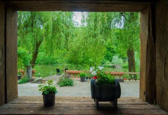 Moonriver Apartment has Balcony rooms