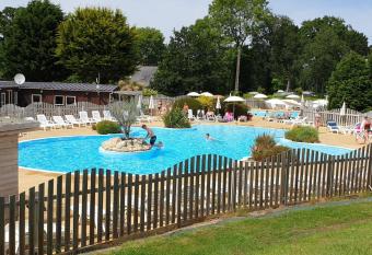 Camping du Quinquis allows 18 year olds to book a room