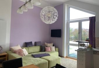 Ruhige Wohnung an der Uni allows 18 year olds to book a room