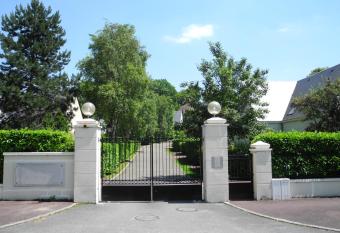 La Cl  mencerie Chambre d h  tes allows 18 year olds to book a room