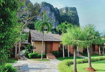 Aonang Hill Krabi-SHA Extra Plus has rooms with a private hot tub