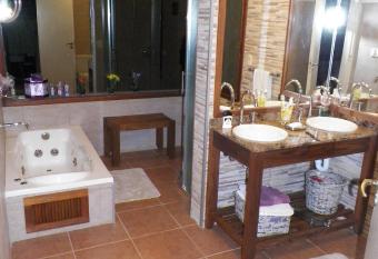 Casa Brujas Pinares allows 18 year olds to book a room