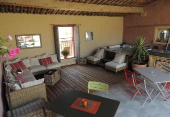 Eden Roque has Balcony rooms