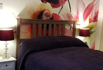 The Snug at Plover Cottage Lindley has Balcony rooms