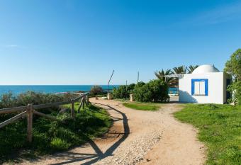 Litoral Mar Beside the Beach has rooms with a private hot tub