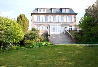 Castel De La Terrasse allows 18 year olds to book a room