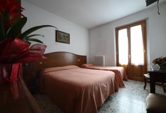 Albergo Ristorante il Poggiolo has Smoking/Balcony rooms