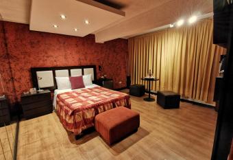 Fantasy Suites has Smoking rooms