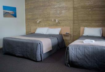 Hopetoun Motel & Chalet Village allows 18 year olds to book a room