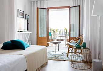 CBbC Suites Port Vell has Balcony rooms