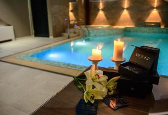 Apartments Marconio Wellness Club has rooms with a private hot tub