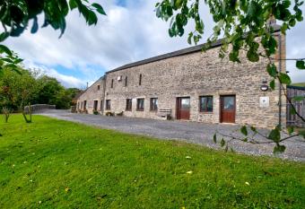 Howgills Barn has Balcony rooms