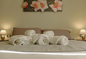 EOS Room and Breakfast has Balcony rooms