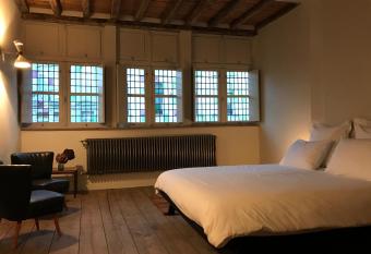 Burgstraat 8 allows 18 year olds to book a room