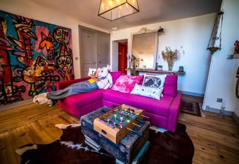 Les chambres de Lily allows 18 year olds to book a room