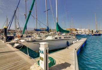 Velero golf del sur allows 18 year olds to book a room