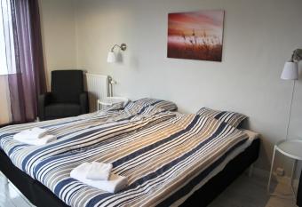 Bl  kr  kan Bed & Breakfast allows 18 year olds to book a room