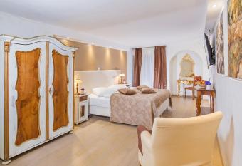 Heritage Hotel Villa Valdibora allows 18 year olds to book a room