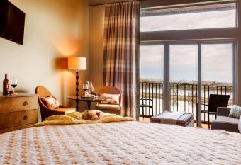 The Lodge at Columbia Point has Balcony rooms