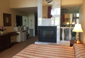 Lockport Inn & Suites has rooms with a private hot tub