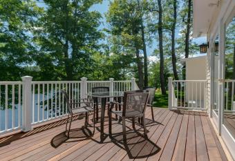 Lakehouse Inn allows 18 year olds to book a room