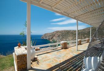 Sunset Studio has Smoking/Balcony rooms