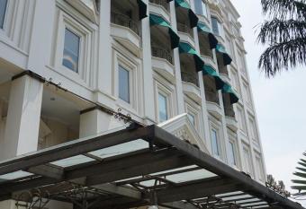 Roosseno Plaza Serviced Apartment has Balcony rooms