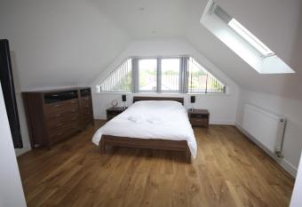 Four Corners Holiday Home Hot Tub & Sauna allows 18 year olds to book a room