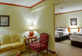 Hotel Las Americas has rooms with a private hot tub