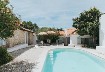 Senhora do Cabo Meco Homy Holidays allows 18 year olds to book a room