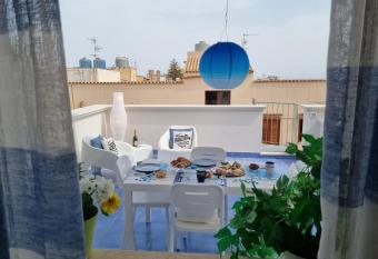 Le petite Maison allows 18 year olds to book a room