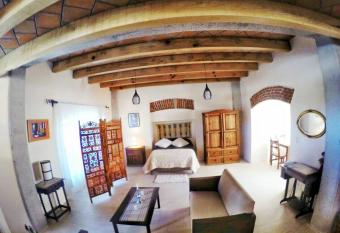 Hostal el Dulce Nombre has Balcony rooms