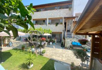 T H E BERLIN Studios and Apartments Apartment Antonios allows 18 year olds to book a room