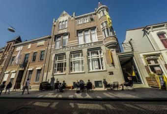 Hostel Roots has Balcony rooms
