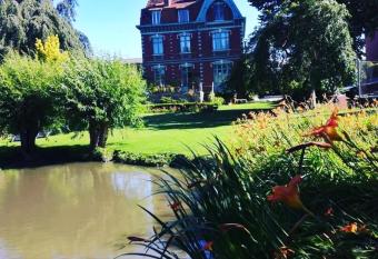 Villa Marguerite allows 18 year olds to book a room